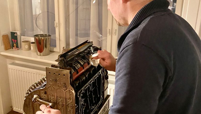 Reparatur einer National-Jugendstilkasse in Wien